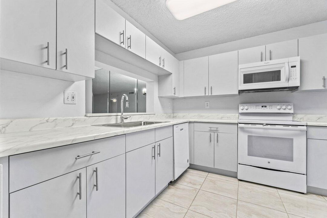 For Rent: $2,600 (2 beds, 2 baths, 1352 Square Feet)
