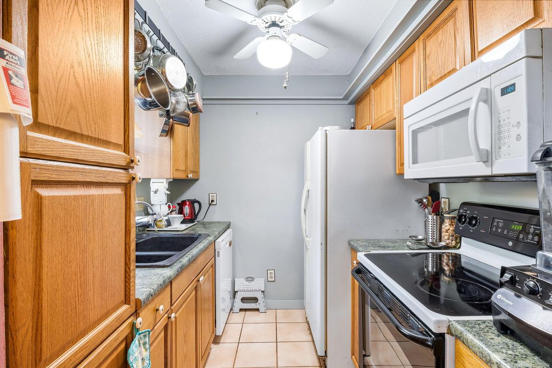 For Sale: $150,000 (2 beds, 2 baths, 981 Square Feet)