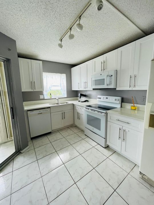 For Sale: $189,000 (2 beds, 2 baths, 1156 Square Feet)
