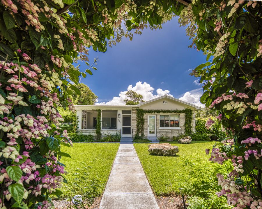 For Sale: $1,150,000 (3 beds, 2 baths, 1655 Square Feet)