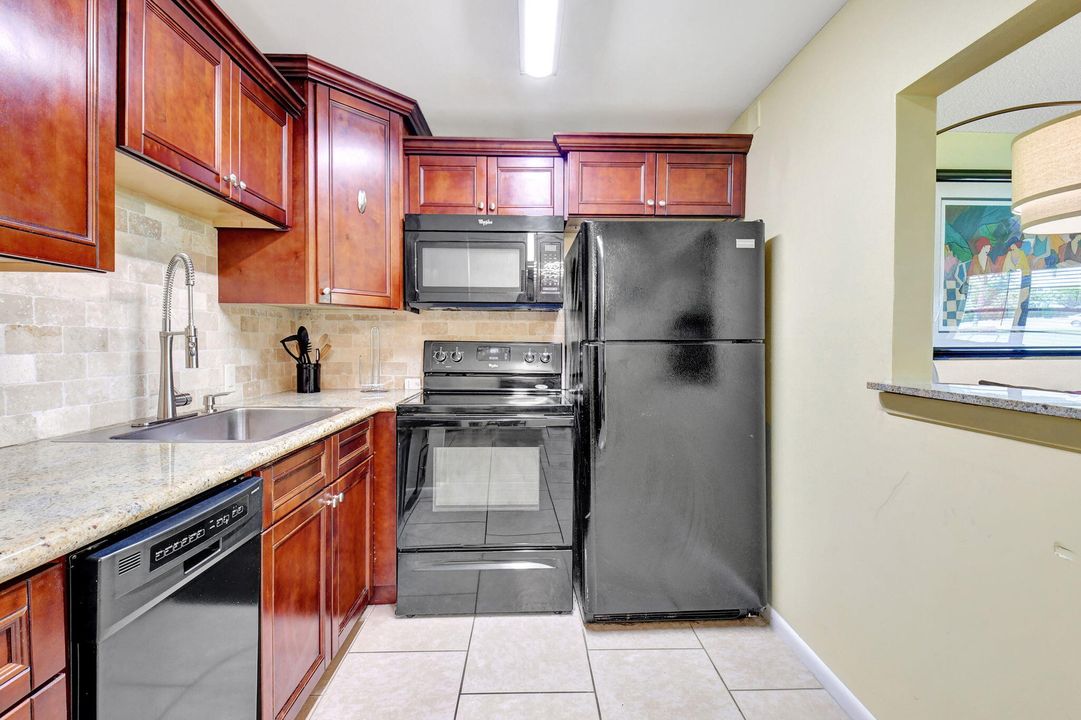 For Sale: $130,000 (1 beds, 1 baths, 715 Square Feet)