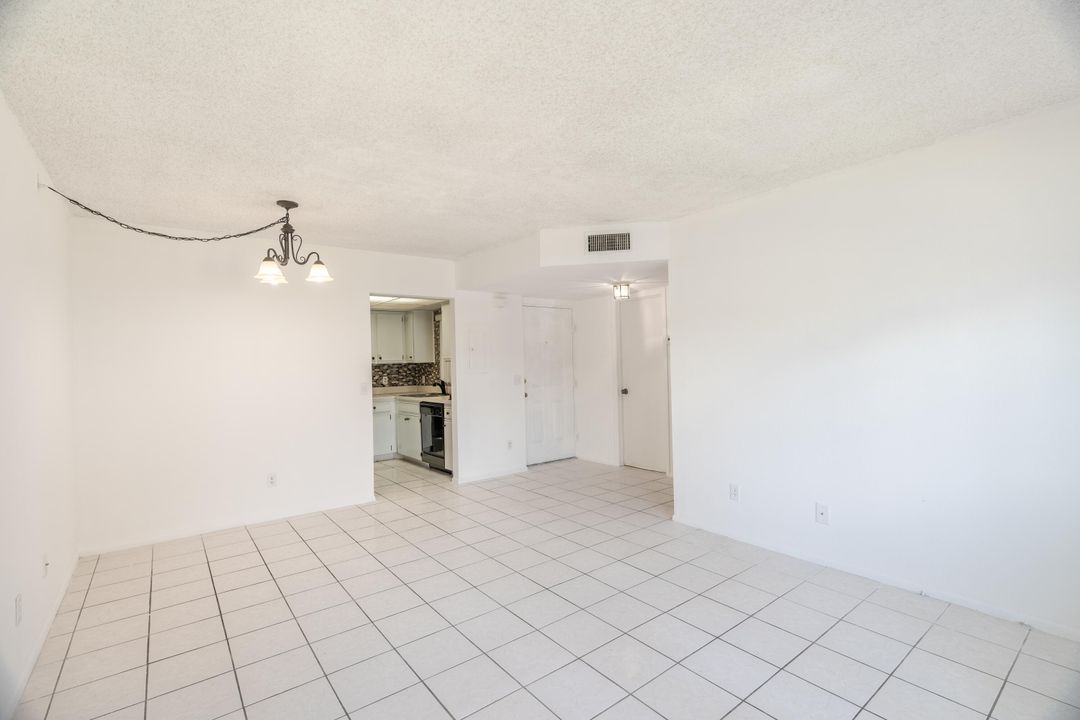 For Sale: $185,000 (2 beds, 2 baths, 874 Square Feet)