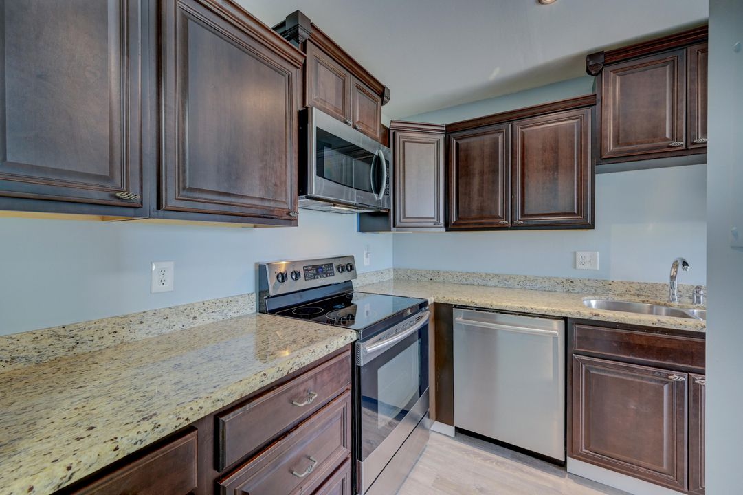 For Sale: $199,500 (2 beds, 2 baths, 1167 Square Feet)