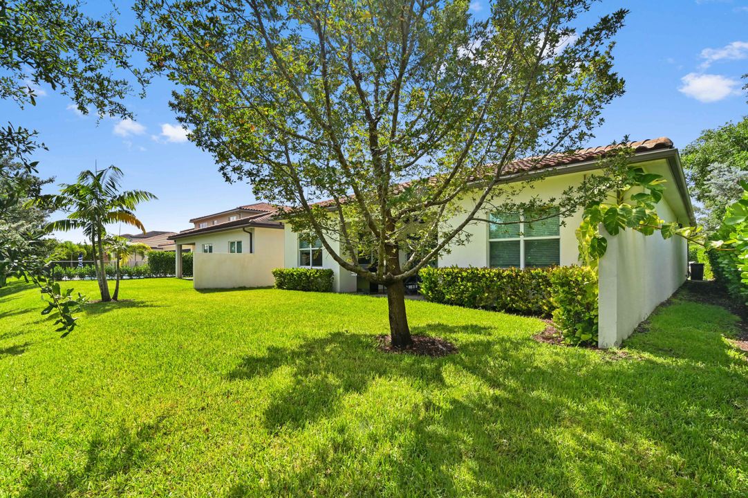 For Sale: $899,000 (3 beds, 2 baths, 2741 Square Feet)