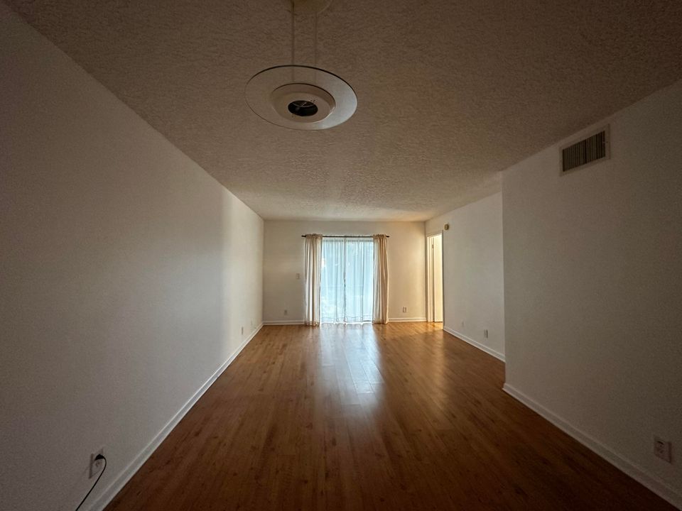 Active With Contract: $2,200 (2 beds, 2 baths, 858 Square Feet)