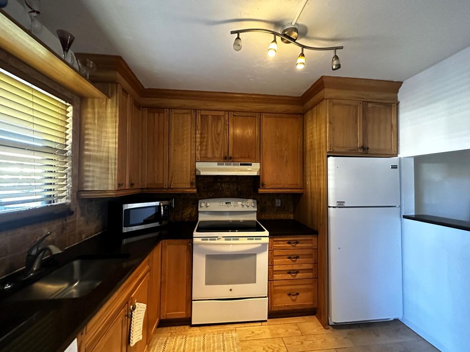 Active With Contract: $2,200 (2 beds, 2 baths, 858 Square Feet)