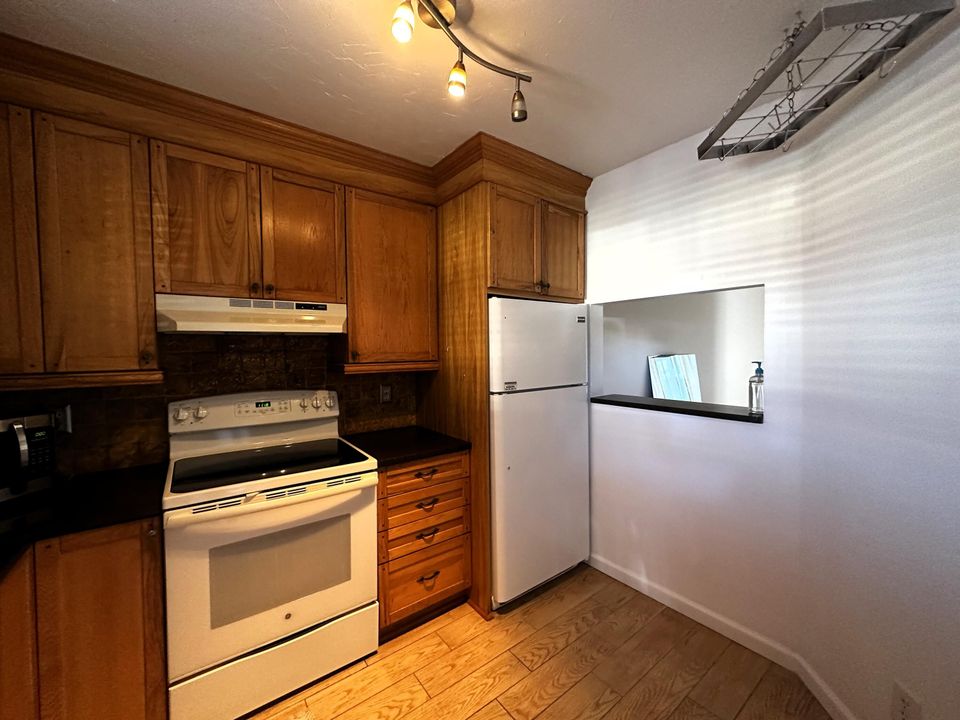 Active With Contract: $2,200 (2 beds, 2 baths, 858 Square Feet)
