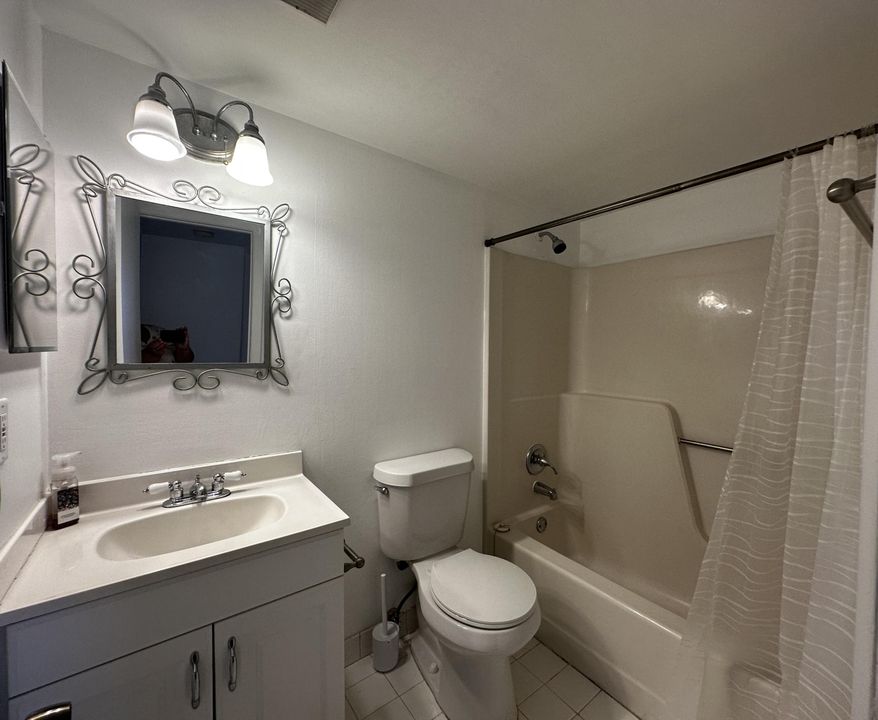 Active With Contract: $2,200 (2 beds, 2 baths, 858 Square Feet)