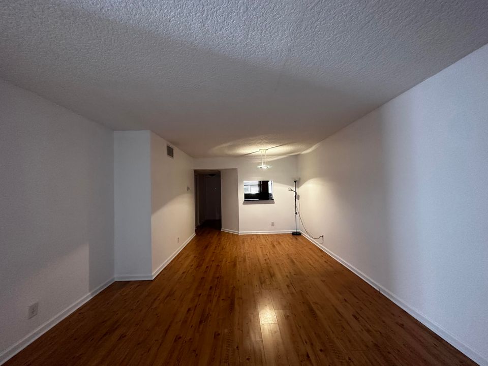 Active With Contract: $2,200 (2 beds, 2 baths, 858 Square Feet)