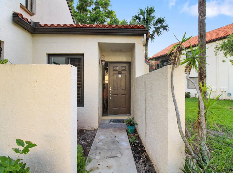 For Sale: $249,900 (2 beds, 2 baths, 996 Square Feet)