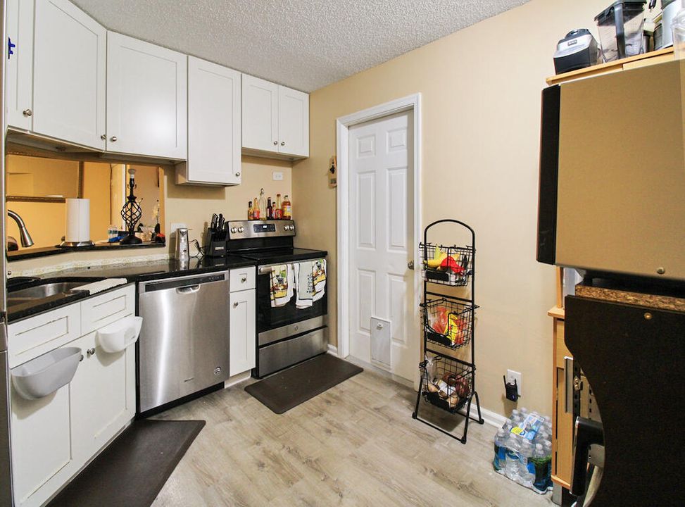 For Sale: $249,900 (2 beds, 2 baths, 996 Square Feet)