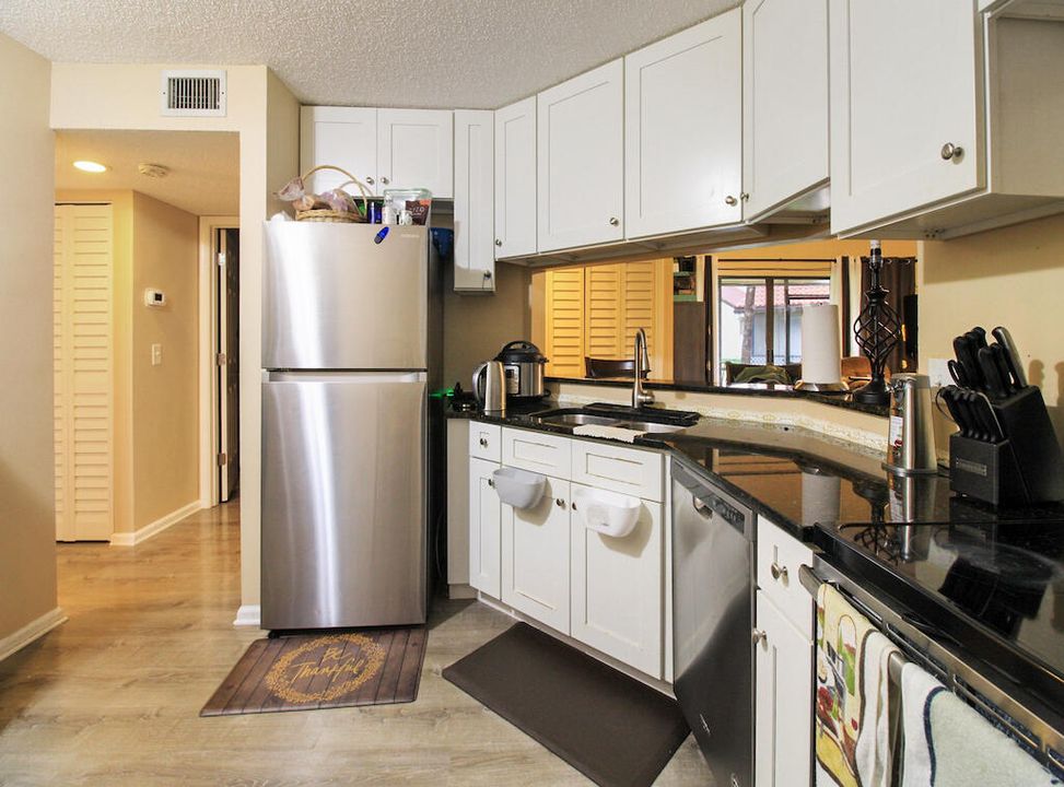 For Sale: $249,900 (2 beds, 2 baths, 996 Square Feet)