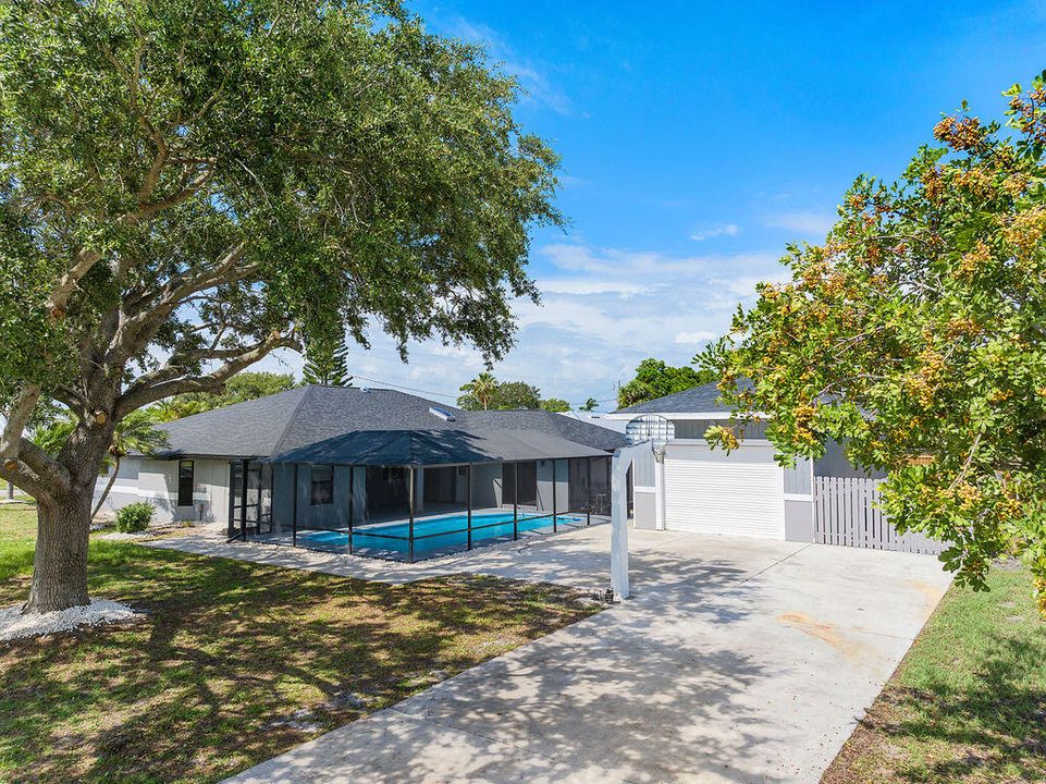 For Sale: $629,900 (3 beds, 2 baths, 2301 Square Feet)