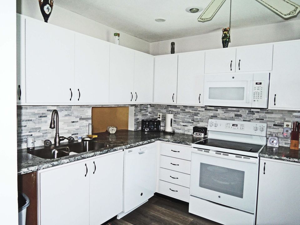 For Sale: $159,900 (2 beds, 2 baths, 1296 Square Feet)