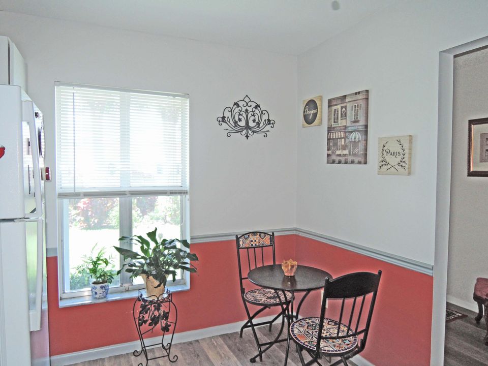For Sale: $159,900 (2 beds, 2 baths, 1296 Square Feet)