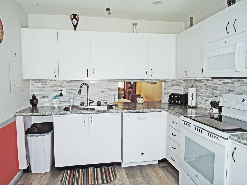 For Sale: $159,900 (2 beds, 2 baths, 1296 Square Feet)