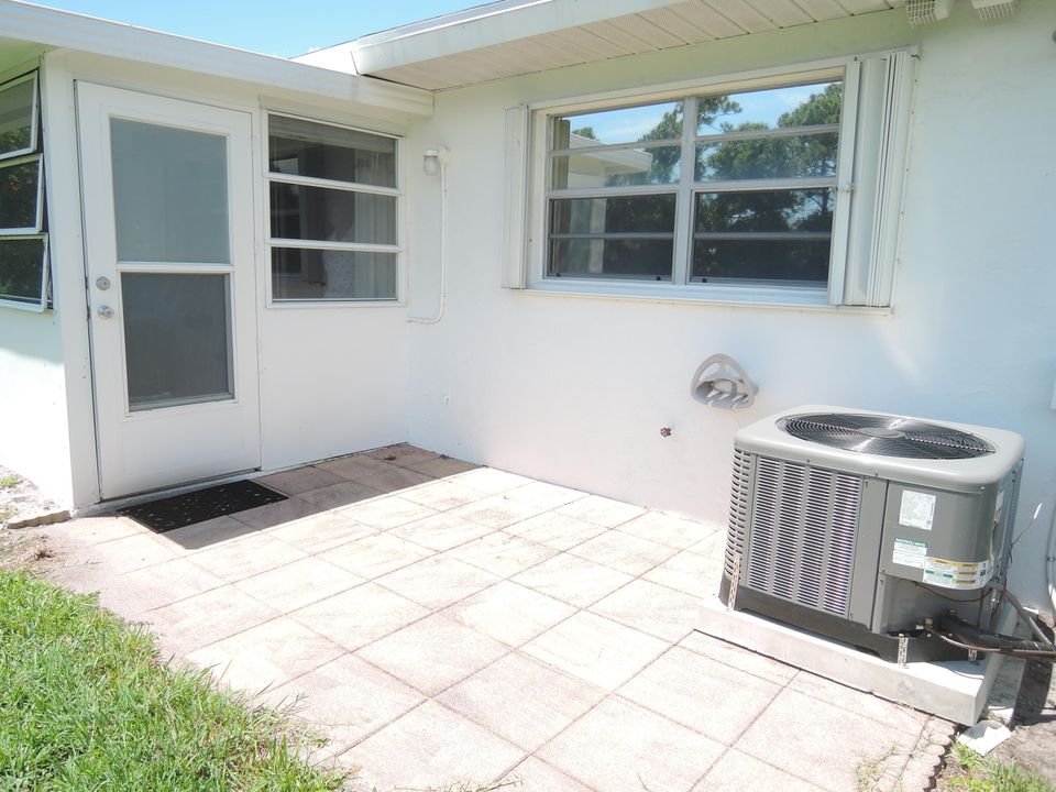 For Sale: $159,900 (2 beds, 2 baths, 1296 Square Feet)