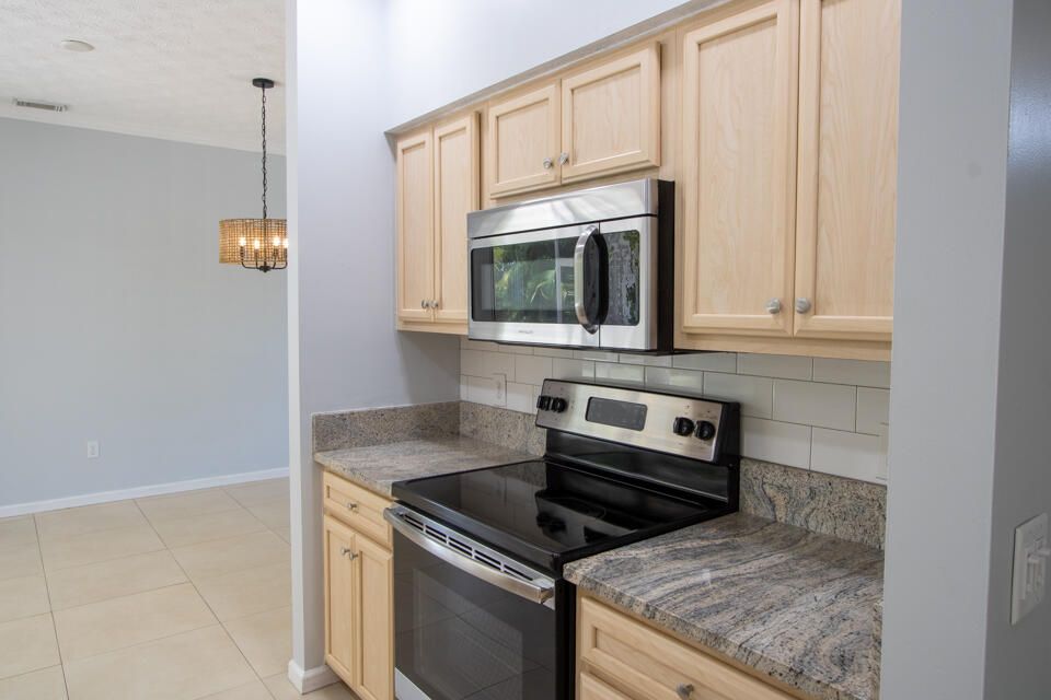 Active With Contract: $2,400 (3 beds, 2 baths, 1677 Square Feet)