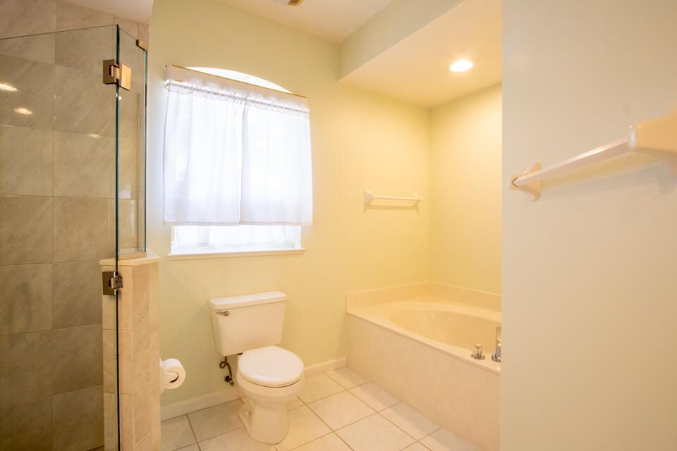 Active With Contract: $2,400 (3 beds, 2 baths, 1677 Square Feet)