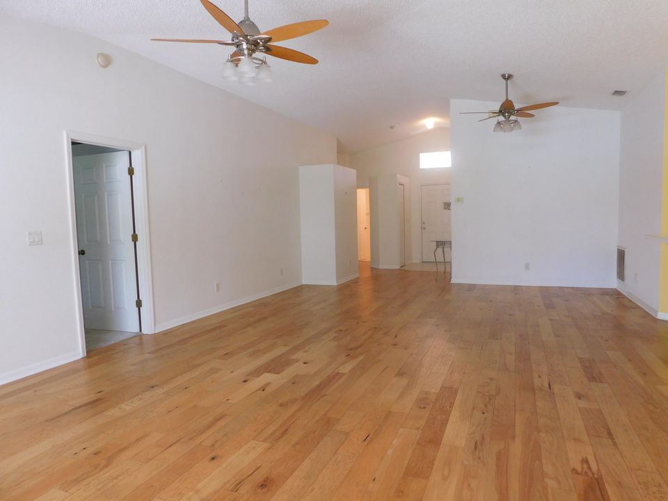 For Sale: $335,000 (3 beds, 2 baths, 1636 Square Feet)