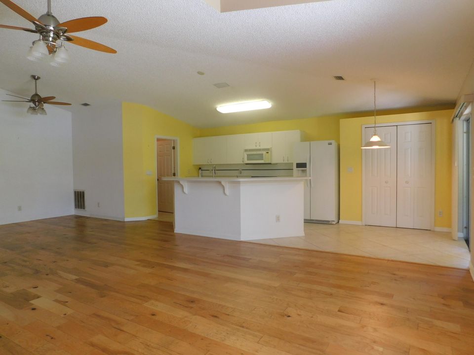 For Sale: $335,000 (3 beds, 2 baths, 1636 Square Feet)