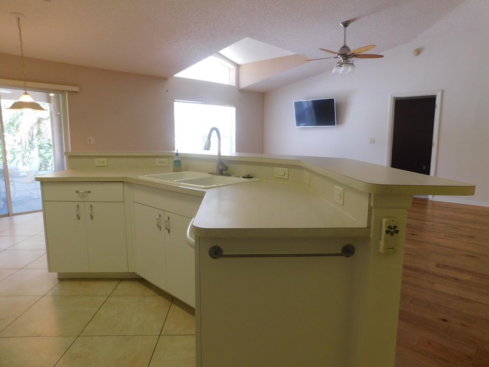 For Sale: $335,000 (3 beds, 2 baths, 1636 Square Feet)