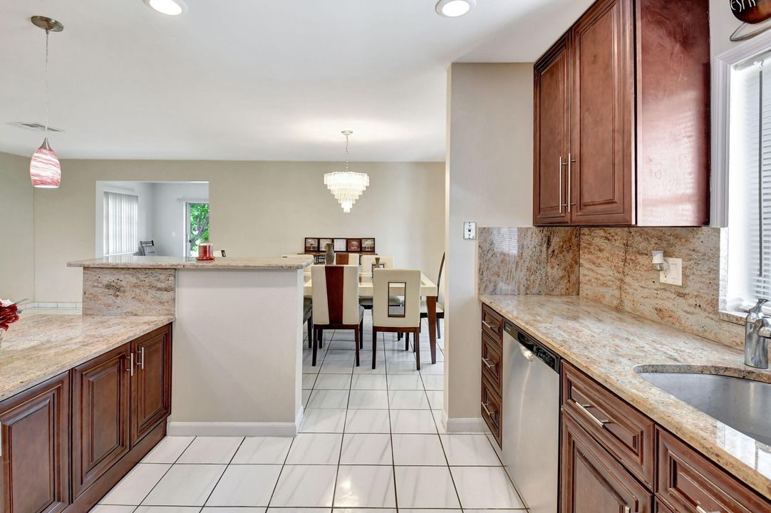 For Sale: $384,900 (2 beds, 2 baths, 1527 Square Feet)