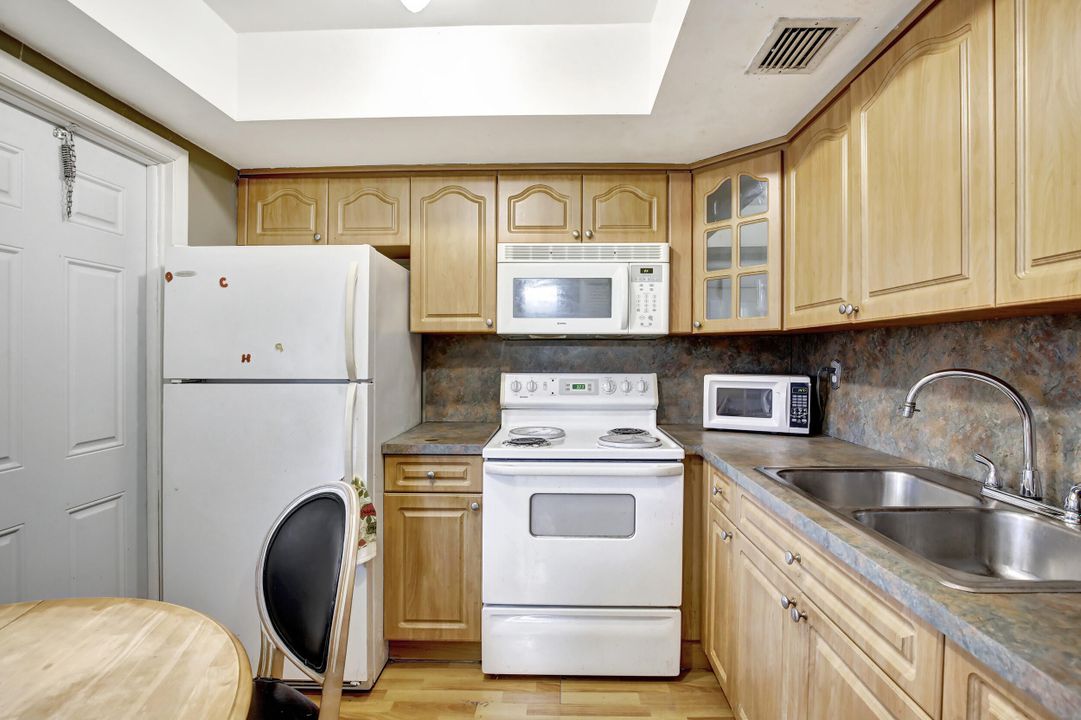 For Sale: $130,000 (1 beds, 1 baths, 630 Square Feet)