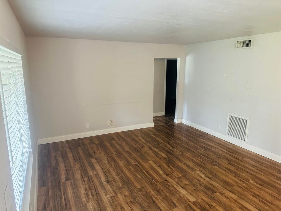 For Sale: $235,000 (2 beds, 1 baths, 991 Square Feet)