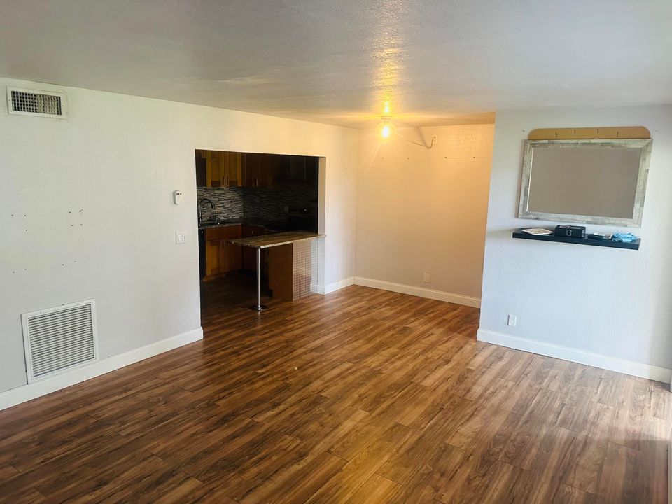 For Sale: $235,000 (2 beds, 1 baths, 991 Square Feet)