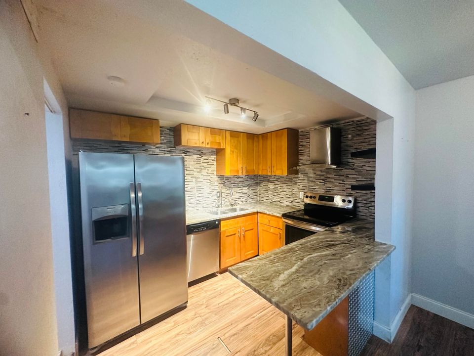 For Sale: $235,000 (2 beds, 1 baths, 991 Square Feet)