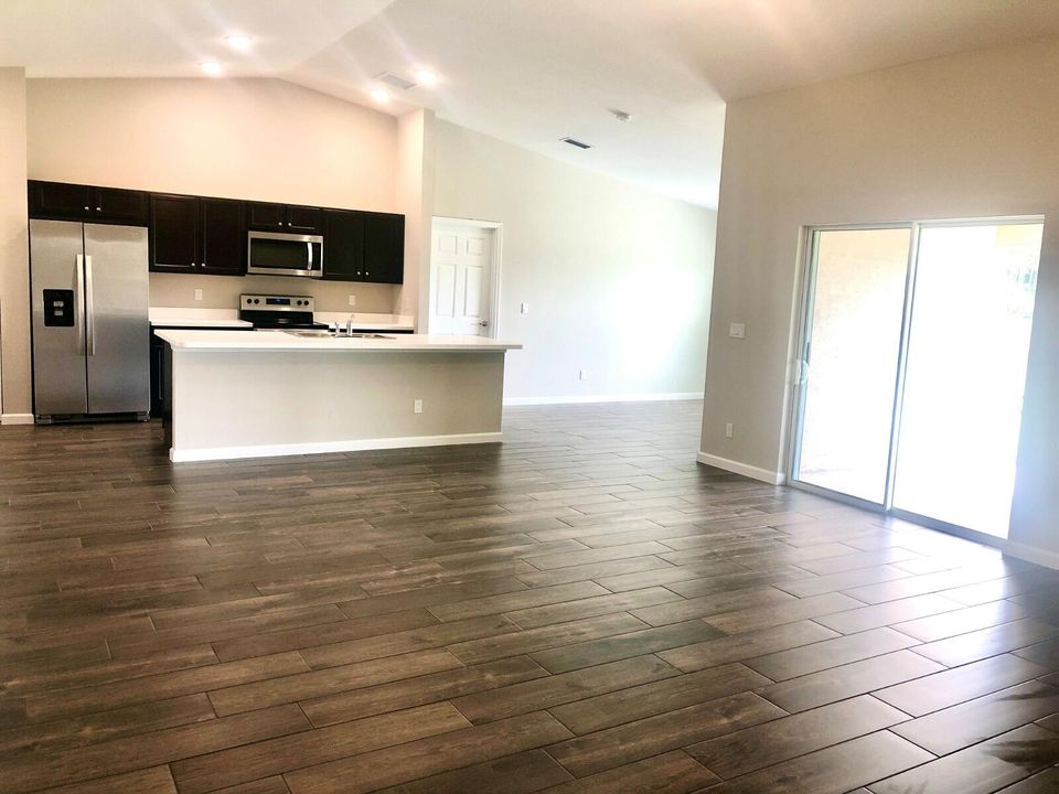 For Rent: $3,100 (4 beds, 3 baths, 2078 Square Feet)