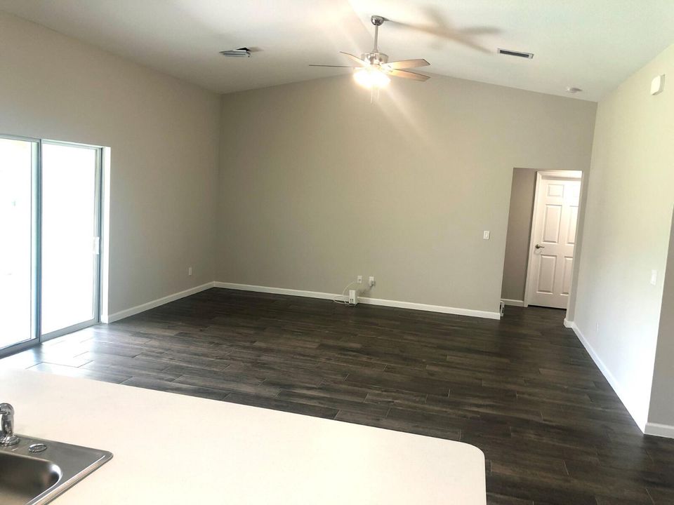 For Rent: $3,100 (4 beds, 3 baths, 2078 Square Feet)