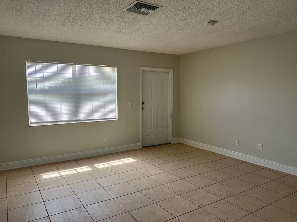 For Rent: $1,550 (2 beds, 1 baths, 928 Square Feet)