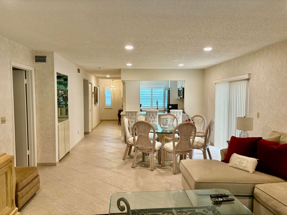 For Sale: $335,000 (2 beds, 2 baths, 1216 Square Feet)