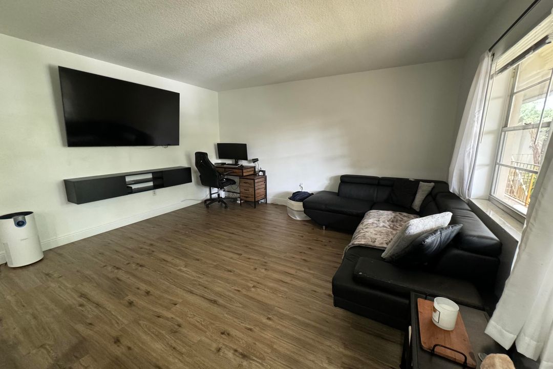 For Rent: $2,000 (1 beds, 1 baths, 744 Square Feet)