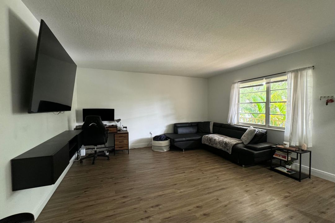 For Rent: $2,000 (1 beds, 1 baths, 744 Square Feet)