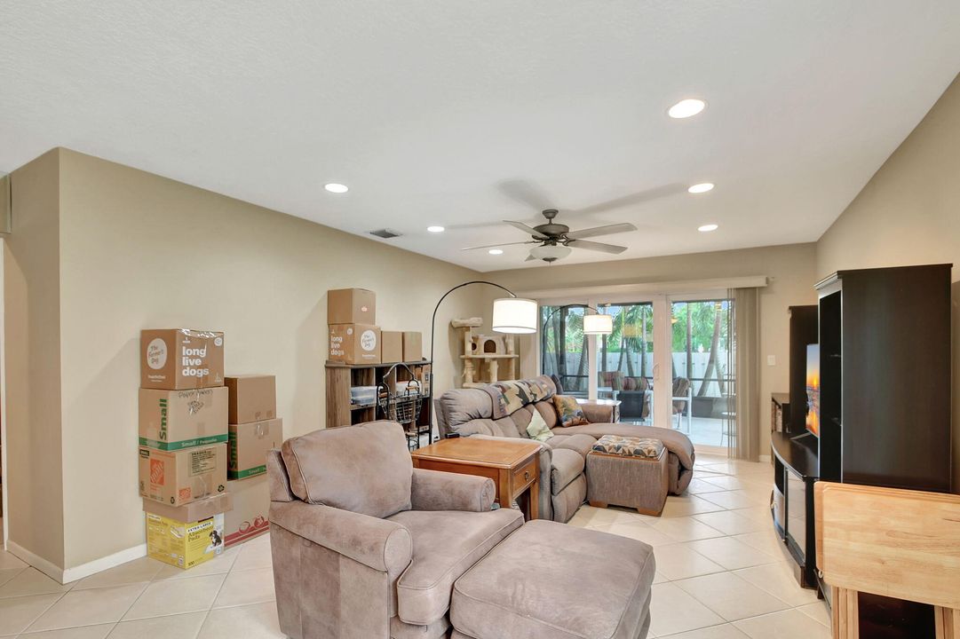 For Sale: $350,000 (2 beds, 2 baths, 1208 Square Feet)