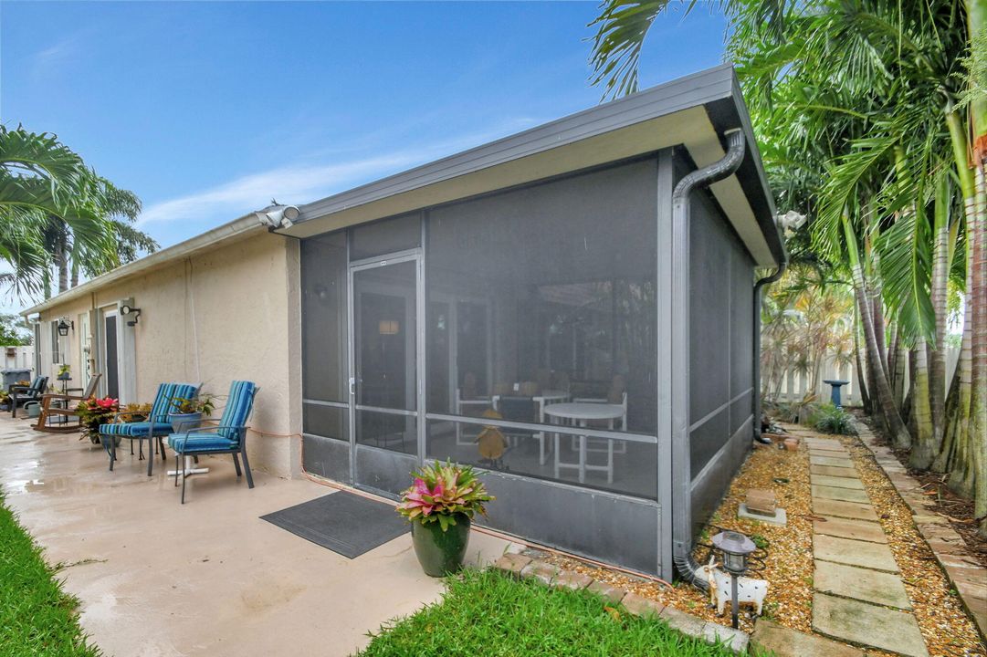 For Sale: $350,000 (2 beds, 2 baths, 1208 Square Feet)