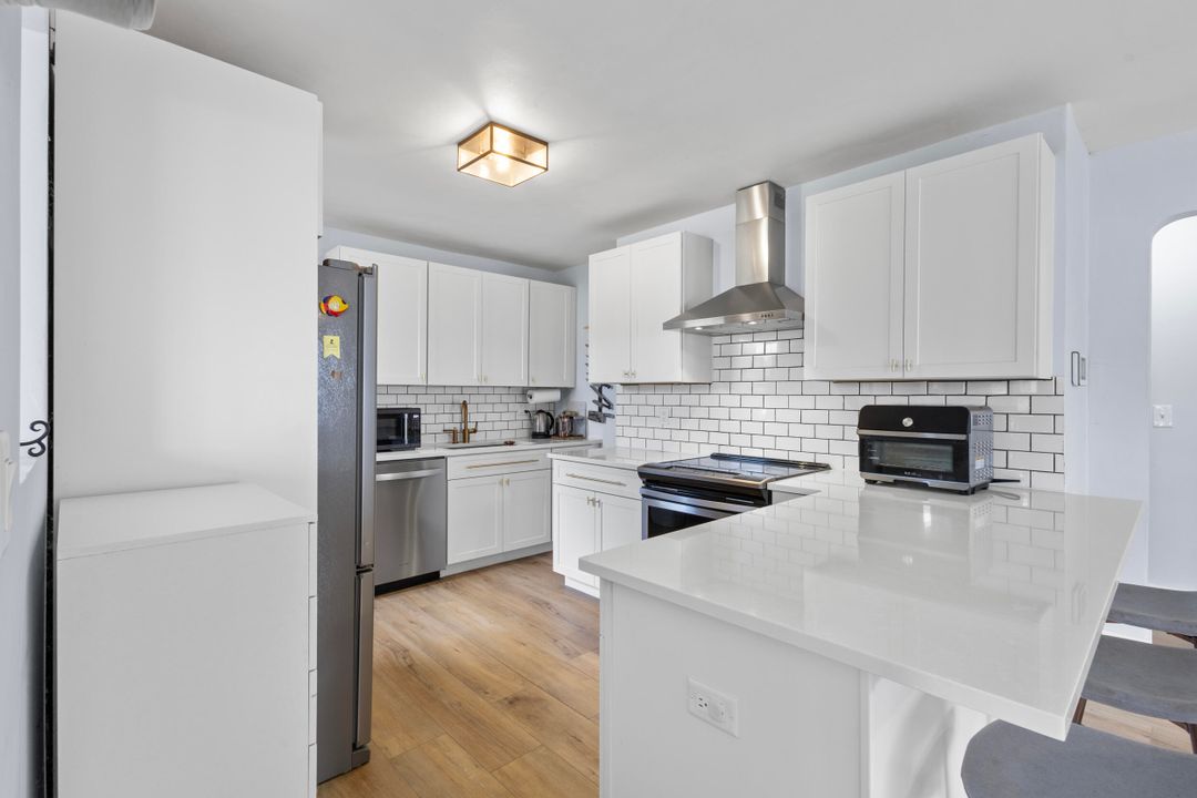 For Sale: $449,000 (2 beds, 2 baths, 1030 Square Feet)