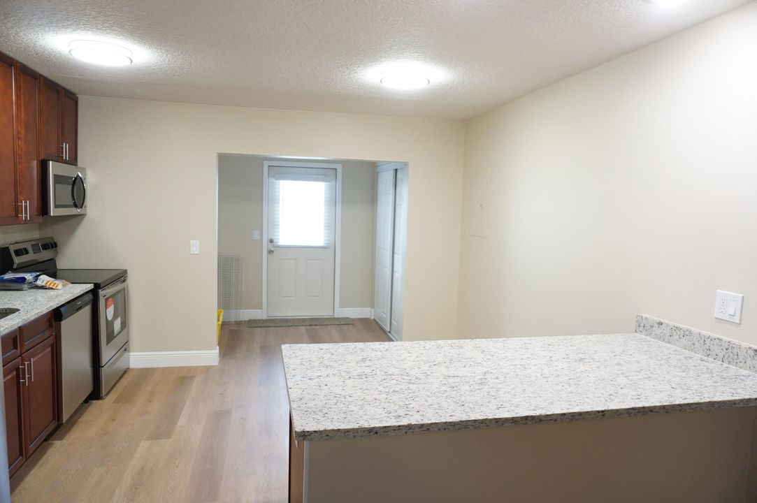 For Rent: $2,100 (2 beds, 1 baths, 800 Square Feet)