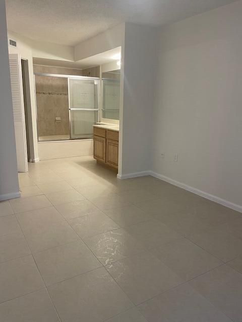 For Rent: $3,000 (2 beds, 2 baths, 910 Square Feet)