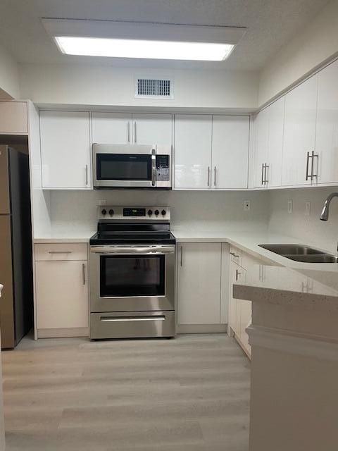 For Rent: $3,000 (2 beds, 2 baths, 910 Square Feet)