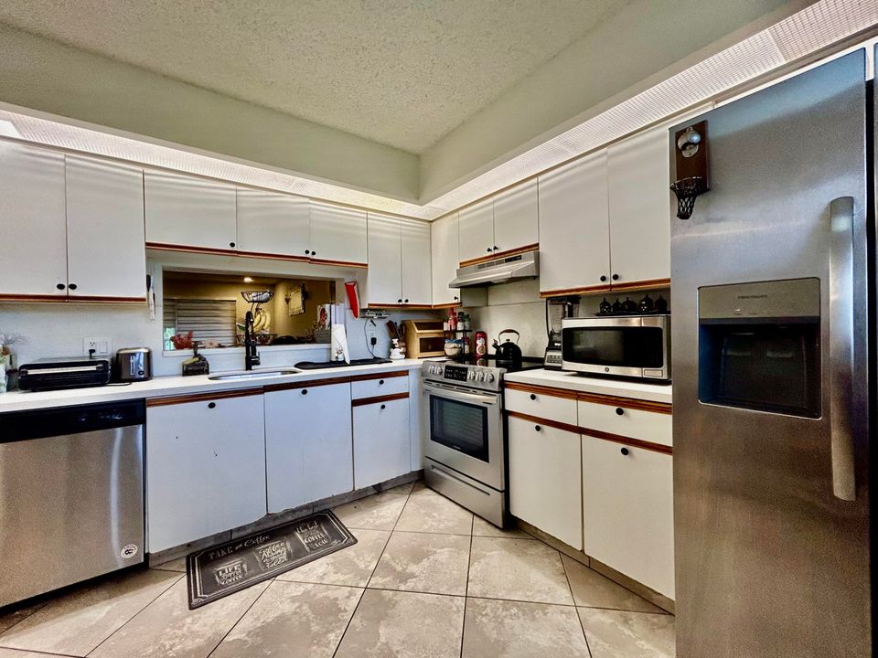 For Sale: $237,500 (2 beds, 2 baths, 1192 Square Feet)