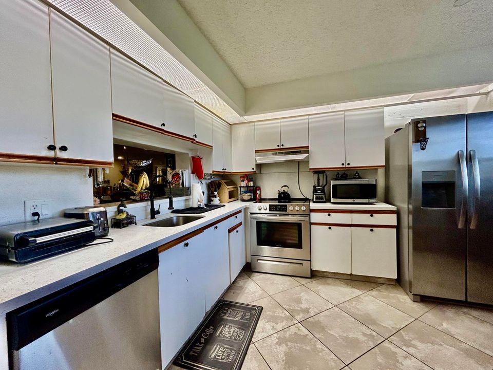 For Sale: $237,500 (2 beds, 2 baths, 1192 Square Feet)