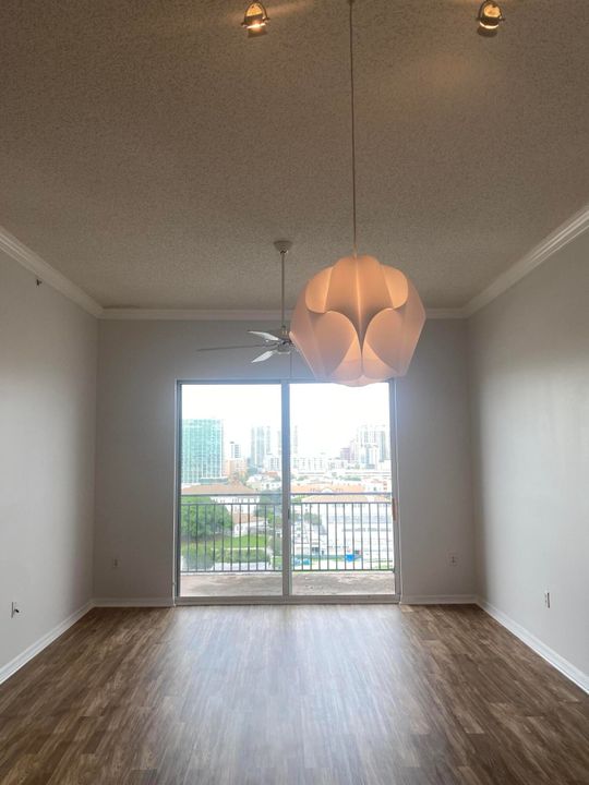 For Rent: $2,295 (1 beds, 1 baths, 690 Square Feet)