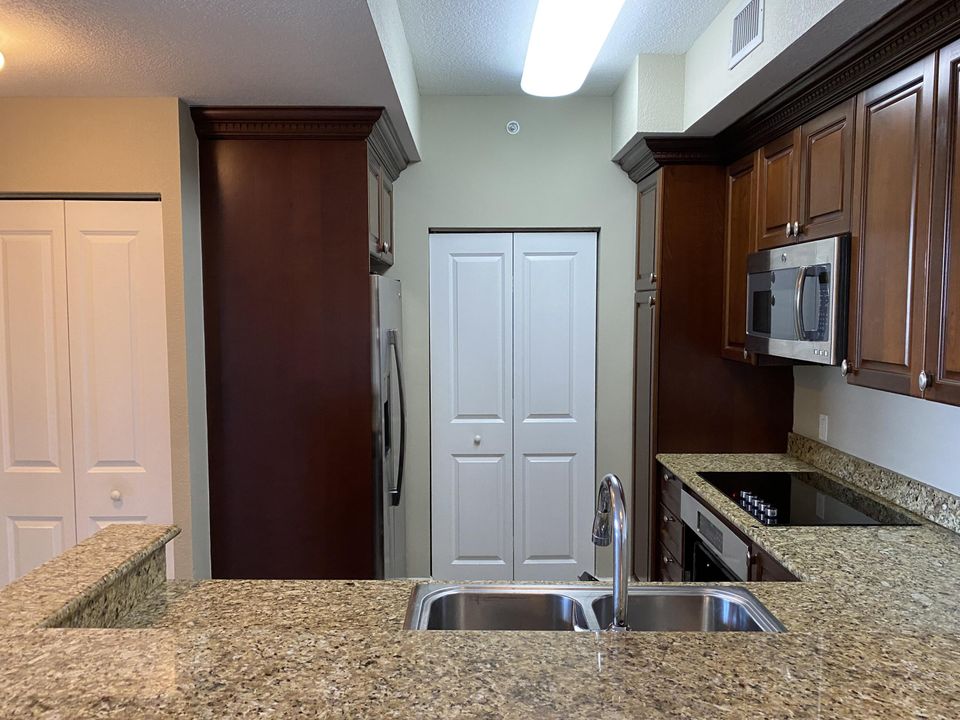 For Sale: $350,000 (2 beds, 2 baths, 1012 Square Feet)