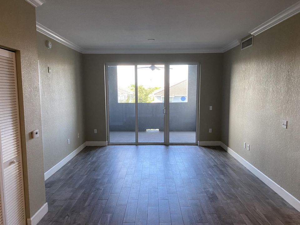 For Sale: $350,000 (2 beds, 2 baths, 1012 Square Feet)