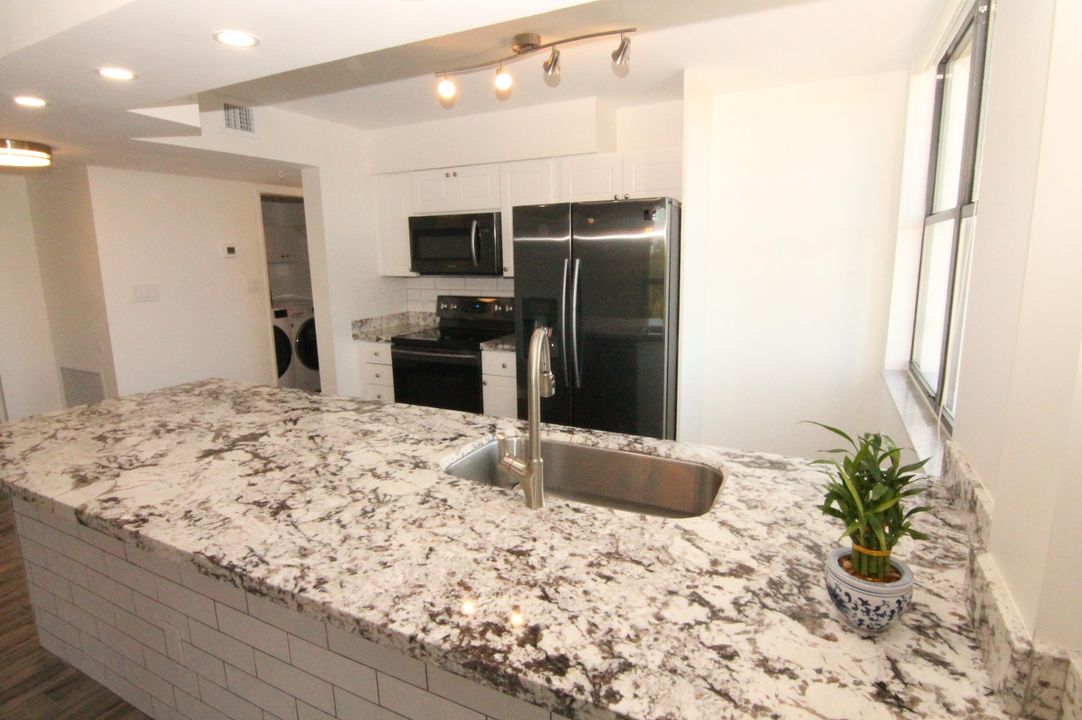 Active With Contract: $2,100 (1 beds, 1 baths, 731 Square Feet)