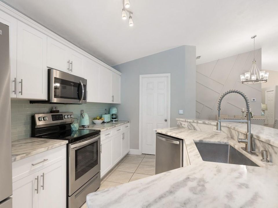 For Sale: $365,000 (3 beds, 2 baths, 1678 Square Feet)